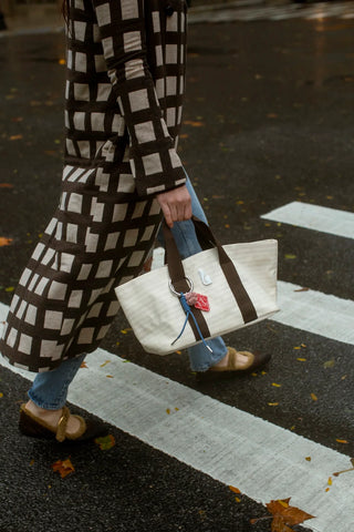 Bolsa Tote Bag Americana Lona Listrada Off White e Marrom Handbags Larroudé