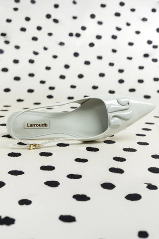 Slingback Kaitlan LL Low Couro Verniz Cinza Pump Larroudé