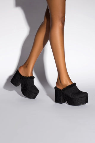 Mule Clog Plataforma Tricô Preto Mule Larroudé