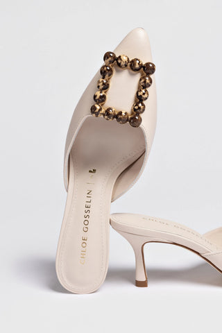 Chloe Gosselin by Studio Larroudé: Mule Ava Couro Off White Mule Larroudé x Chloe Gosselin