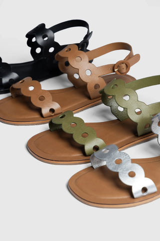 Sandália Flat Florence Couro Prateado Flat Sandal Larroudé