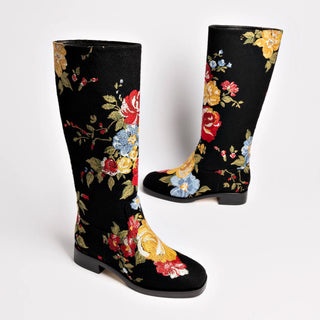 Larroudé x Markarian: Bota Lã Preto e Bordado Floral
