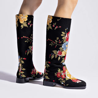 Larroudé x Markarian: Bota Lã Preto e Bordado Floral