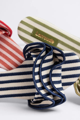 Flat Ivy Lona Listrado Azul e Babados Flat Larroudé