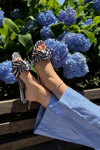 Flat Ivy Lona Listrado Azul e Babados Flat Larroudé