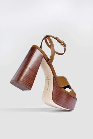 Sandália Dolly X Wood Couro Caramelo Sandal Larroudé