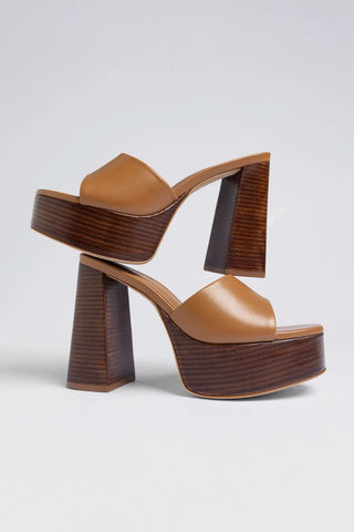 Mule Dolly Couro Caramelo Mule Larroudé