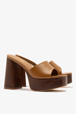 Mule Dolly Couro Caramelo Mule Larroudé