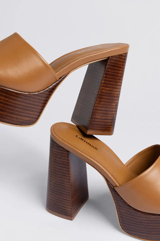 Mule Dolly Couro Caramelo Mule Larroudé