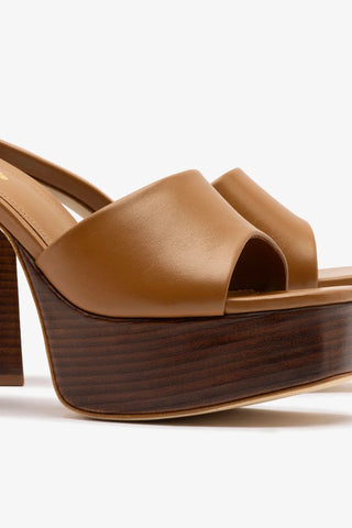 Mule Dolly Couro Caramelo Mule Larroudé
