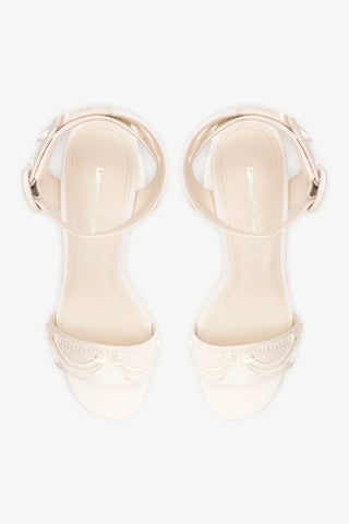 Larroudé x Tanner Fletcher: Sandália Dolly Cake&Lace Cetim Branco Sandal Larroudé x Tanner Fletcher