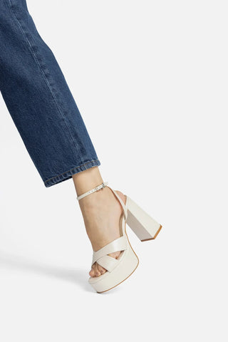 Sandália Plataforma Dolly X Couro Off White Sandal Larroudé