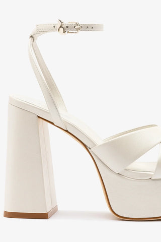 Sandália Plataforma Dolly X Couro Off White Sandal Larroudé
