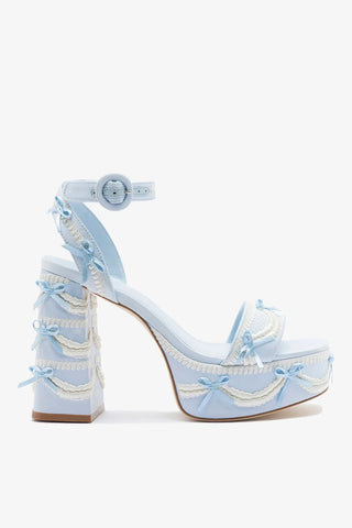 Larroudé x Tanner Fletcher: Sandália Dolly Cake&Lace Cetim Azul Sandal Larroudé x Tanner Fletcher