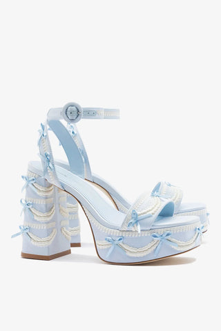 Larroudé x Tanner Fletcher: Sandália Dolly Cake&Lace Cetim Azul Sandal Larroudé x Tanner Fletcher