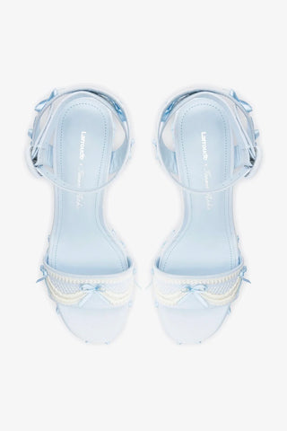 Larroudé x Tanner Fletcher: Sandália Dolly Cake&Lace Cetim Azul Sandal Larroudé x Tanner Fletcher