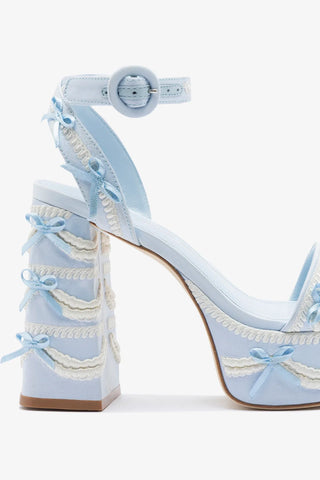 Larroudé x Tanner Fletcher: Sandália Dolly Cake&Lace Cetim Azul Sandal Larroudé x Tanner Fletcher