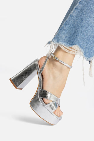 Sandália Plataforma Dolly X Couro Cobra Prateado Sandal Larroudé