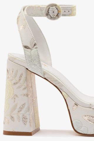 Larroudé x Markarian: Sandália Dolly Brocado Off White Sandal Larroudé x Markarian