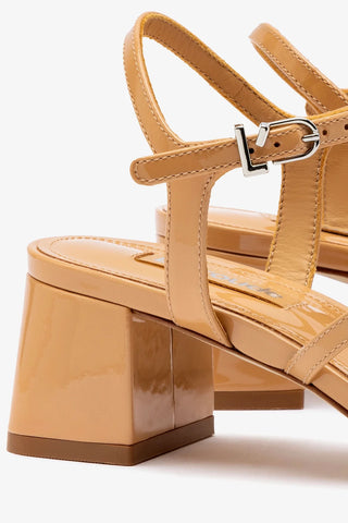 Sandália Hana Salto Bloco Couro Verniz Bege Sandal Larroudé