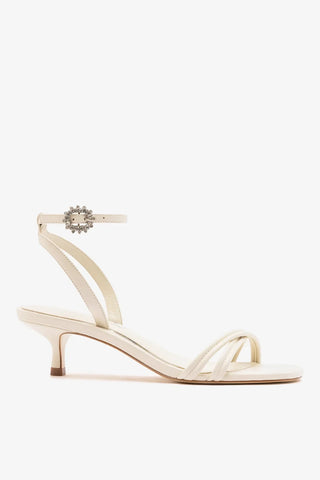Larroudé x Markarian: Sandália Annie Mini Couro Off White Sandal Larroudé x Markarian