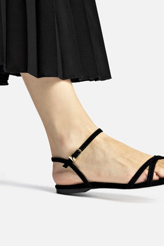 Sandália Flat Annie Camurça Preto Flat Sandal Larroudé