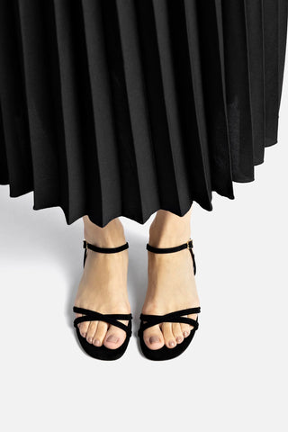 Sandália Flat Annie Camurça Preto Flat Sandal Larroudé