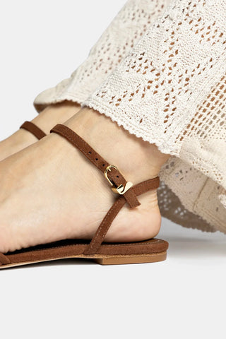 Sandália Flat Annie Camurça Marrom Flat Sandal Larroudé