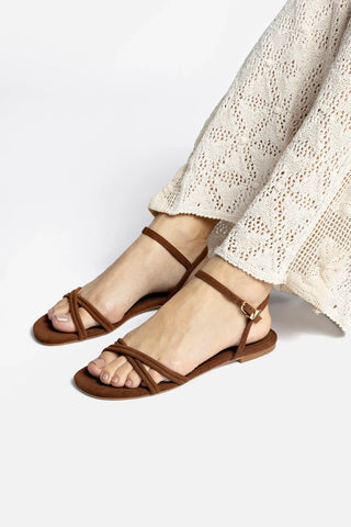Sandália Flat Annie Camurça Marrom Flat Sandal Larroudé