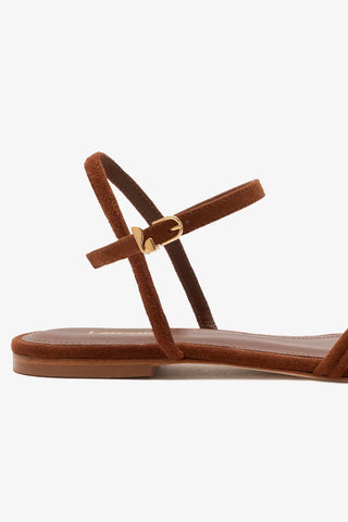 Sandália Flat Annie Camurça Marrom Flat Sandal Larroudé