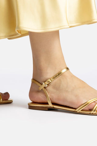Sandália Flat Annie Couro Dourado Flat Sandal Larroudé
