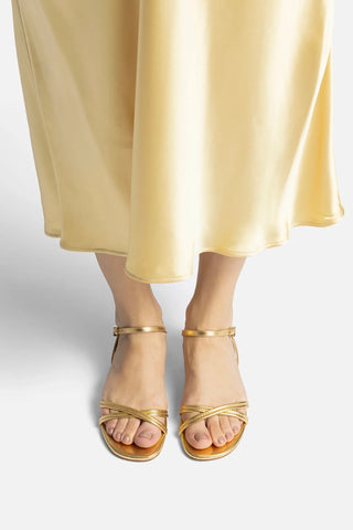 Sandália Flat Annie Couro Dourado Flat Sandal Larroudé