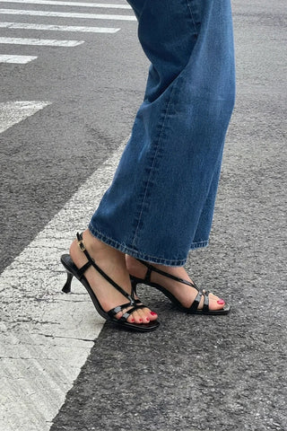 Sandália Daphne Couro Verniz Preto Sandal Larroudé