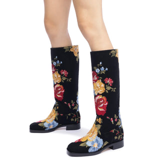 Larroudé x Markarian: Bota Lã Preto e Bordado Floral