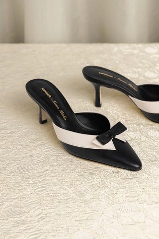 Larroudé x Tanner Fletcher: Mule Elle Smoking Couro Preto e Off White Mule Larroudé x Tanner Fletcher