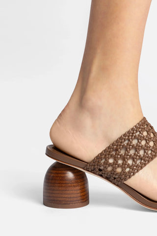 Mule Dew Drop Macramê Couro Marrom Sandal Larroudé