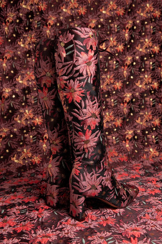 Larroudé x Markarian: Bota Alexis Hi Brocado Estampado Bordô Boot Larroudé x Markarian
