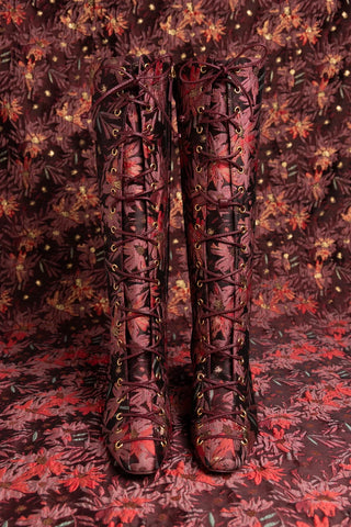 Larroudé x Markarian: Bota Alexis Hi Brocado Estampado Bordô Boot Larroudé x Markarian