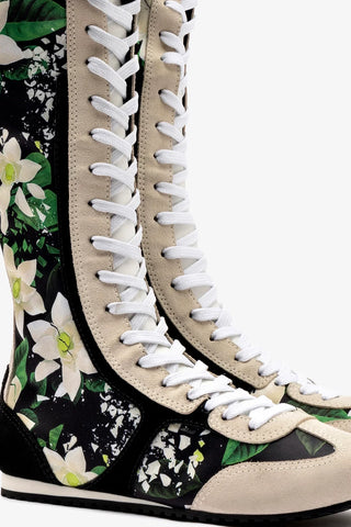 Larroudé x Jonathan Cohen: Bota Tênis Cano Alto Camurça Preto e Cetim Estampado Multicor Sneaker Larroudé x Jonathan Cohen