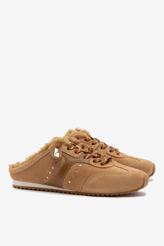 Mule Stella Camurça Caramelo Couro Marrom e Lã Natural Sneaker Larroudé