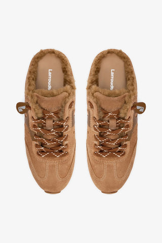Mule Stella Camurça Caramelo Couro Marrom e Lã Natural Sneaker Larroudé