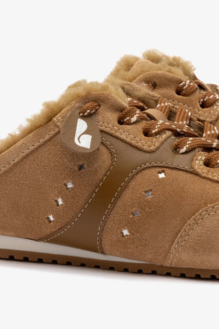 Mule Stella Camurça Caramelo Couro Marrom e Lã Natural Sneaker Larroudé