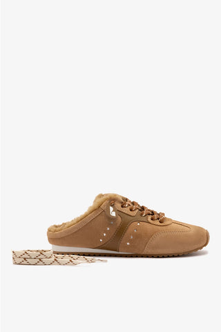 Mule Stella Camurça Caramelo Couro Marrom e Lã Natural Sneaker Larroudé