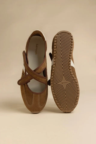 Flat Stella Ballerina Camurça Marrom e Couro Off White Ballerina Larroudé