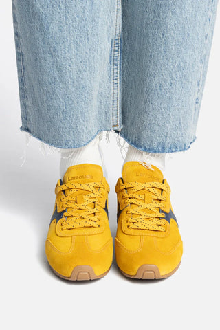 Tênis Stella Camurça Amarelo e Couro Azul Sneaker Larroudé