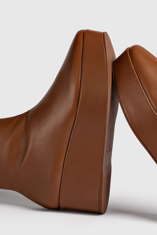 Bota Dani New Flatform Dani Couro Caramelo Boot Larroudé