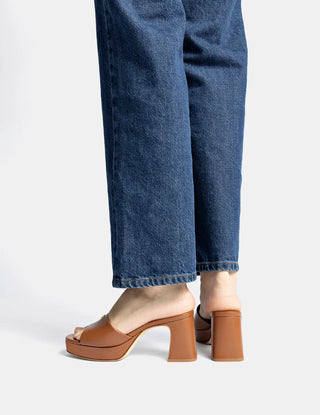 Mule Plataforma Dolly Low Couro Caramelo Sandal Larroudé
