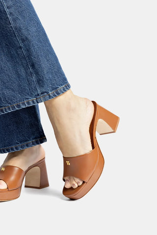 Mule Plataforma Dolly Low Couro Caramelo Sandal Larroudé