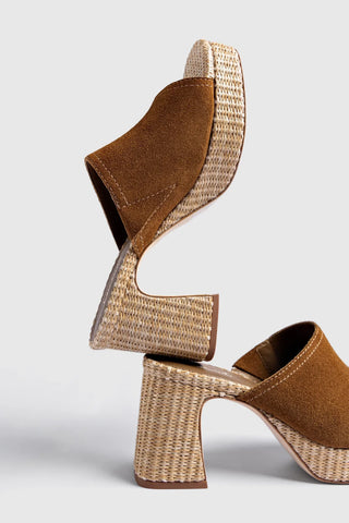 Mule Plataforma Dolly Low Camurça Marrom Sandal Larroudé