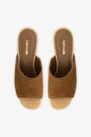 Mule Plataforma Dolly Low Camurça Marrom Sandal Larroudé